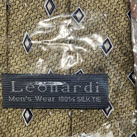 NWT Leonardi men’s silk tie. Gold with diamond pattern. - Picture 3 of 3
